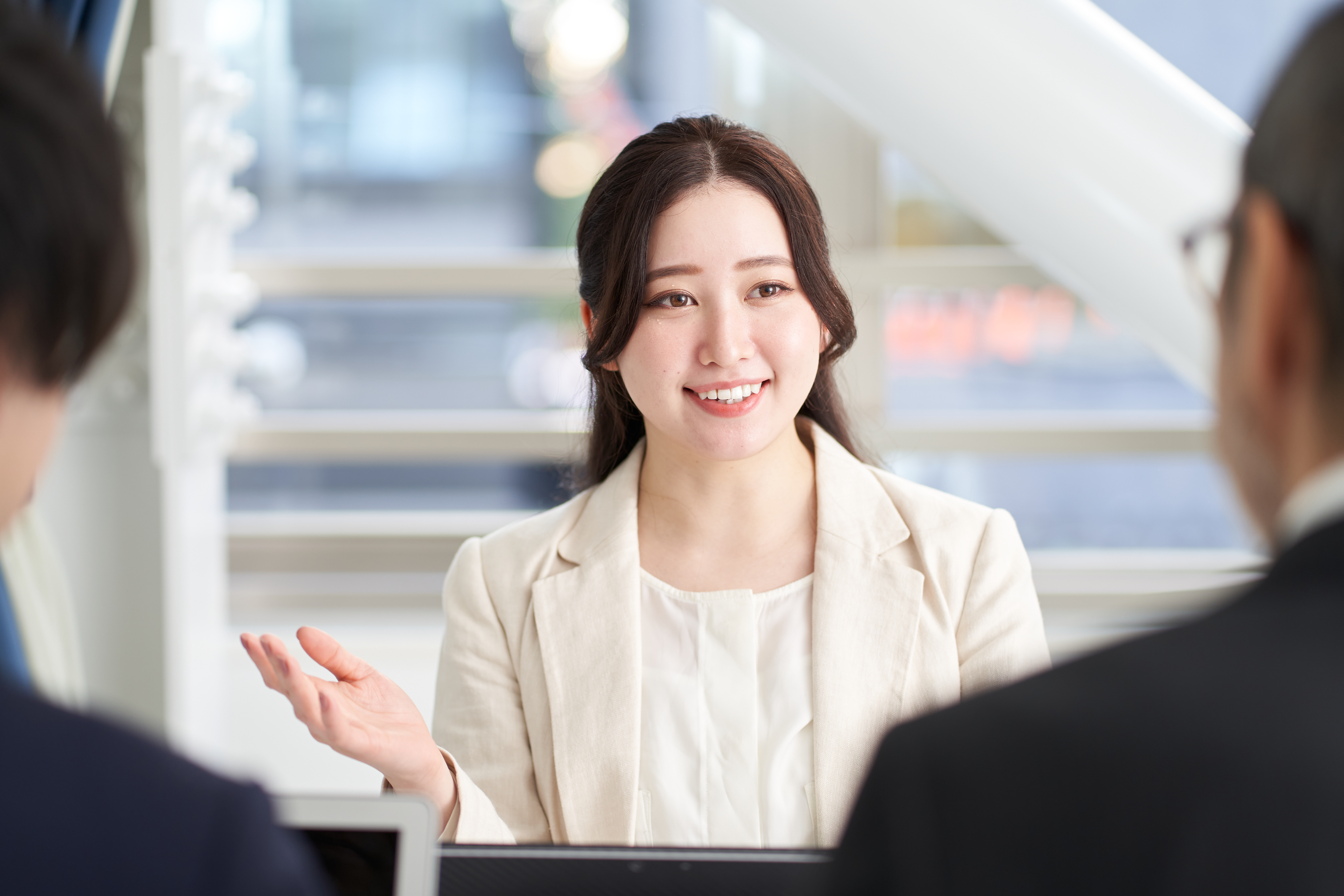 笑顔で対応する女性社員