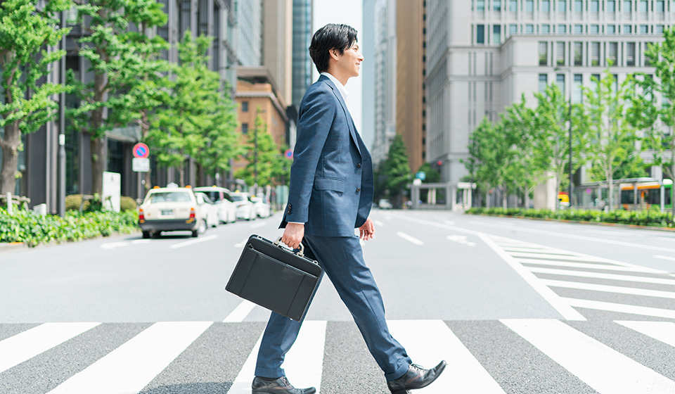 横断歩道を歩く男性正社員